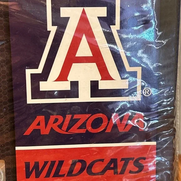 ARIZONA WILDCATS Team Spirit House Flag ~ NCAA Licensed Hologram ~ 28" x 40" NIP - Picture 9 of 10